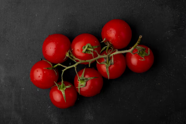 Tomates sur une surface noire